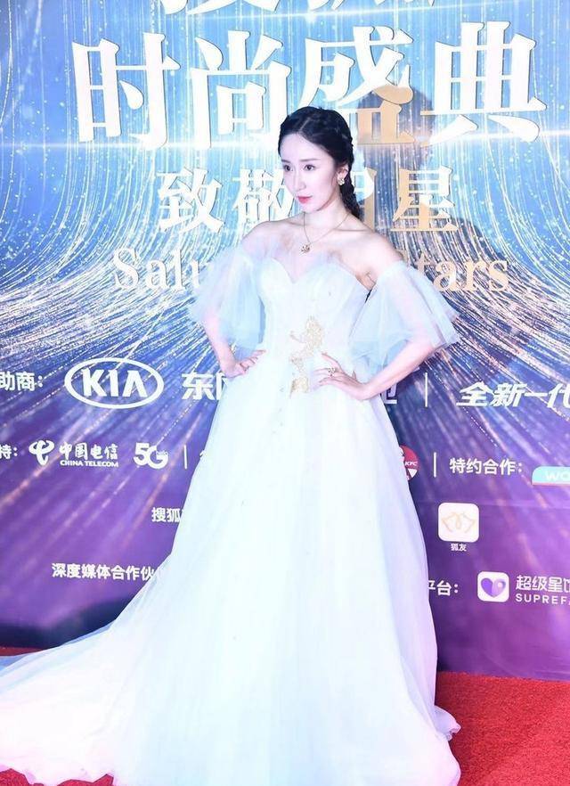 原创娄艺潇气质太好了礼服都能穿成婚纱感窈窕身材真让人羡慕