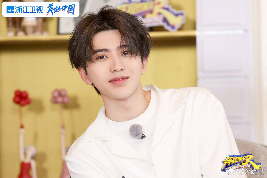 angelababy搭游艇「镜子反射蔡徐坤」《跑男》cp传绯闻真相曝光