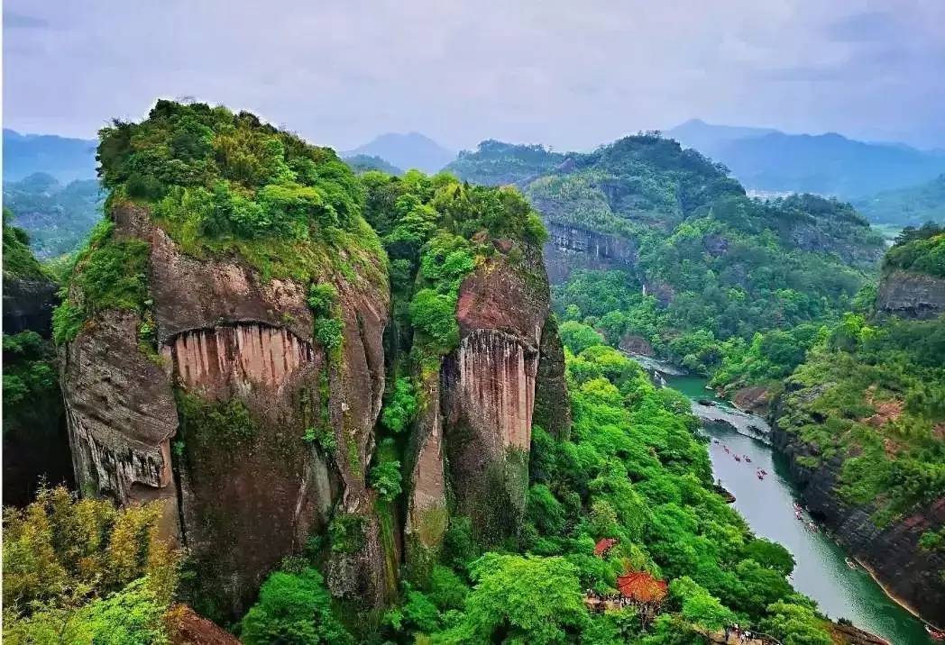 福建夏季适合去的山，是风景旅游区和避暑胜地，属典型的丹霞地貌