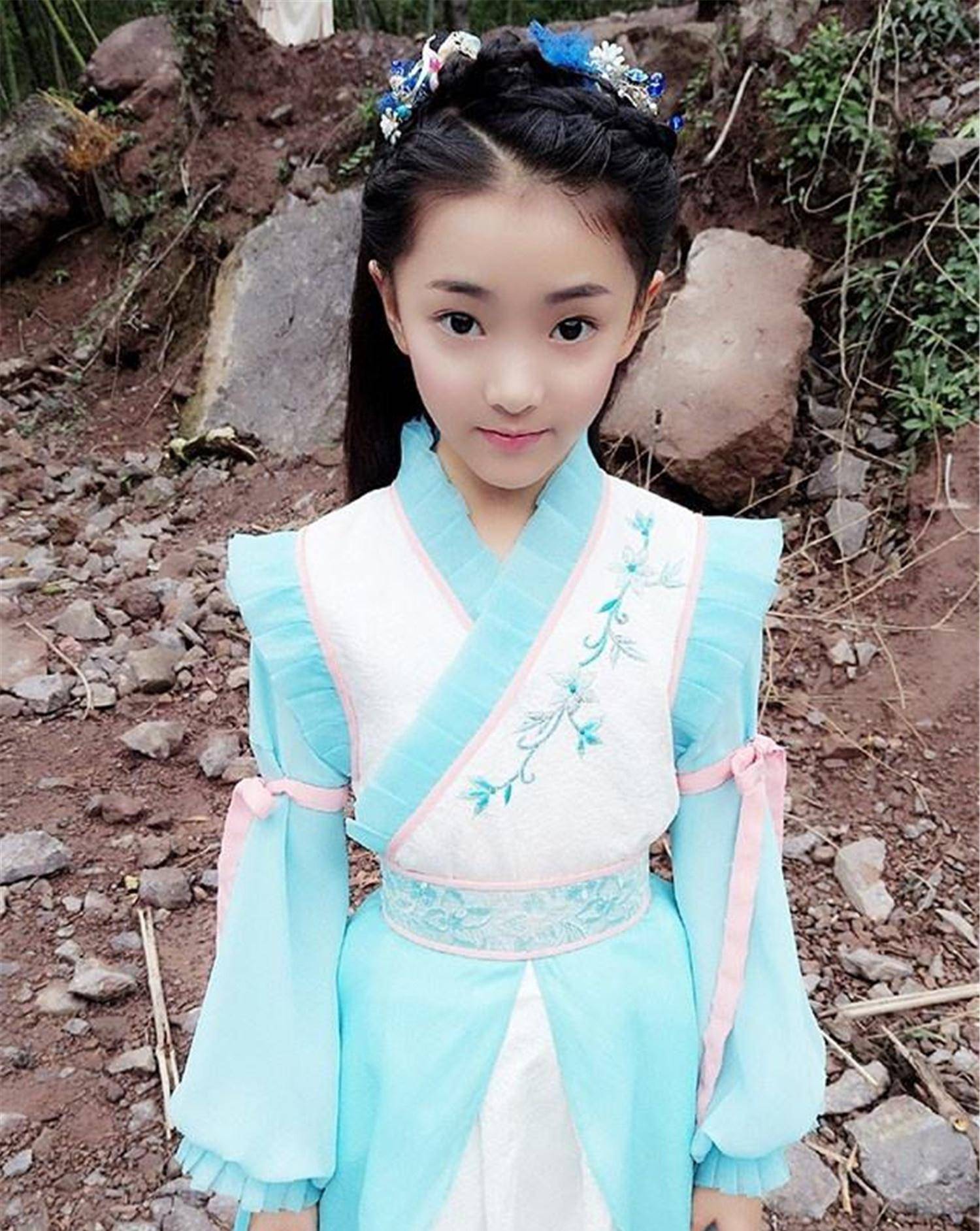 陶艺熙10岁那年,在《小戏曲骨:白蛇传》中以白素贞的角色在互联网上