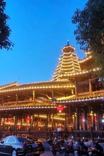 万和鼓楼位于县城舞水河东岸,2005年建成,由中心芦笙楼,琵琶楼,地筒楼