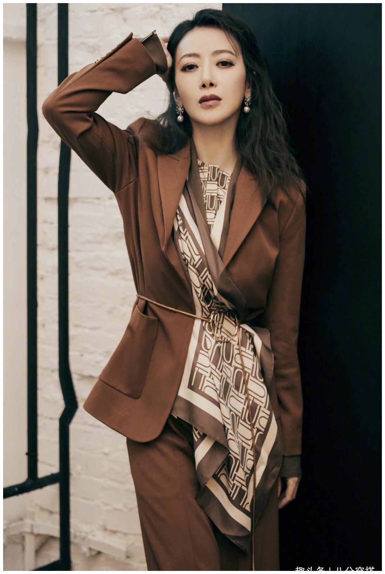 原创陈紫函造型真漂亮卡其色西装知性大气精致干练显白又有活力