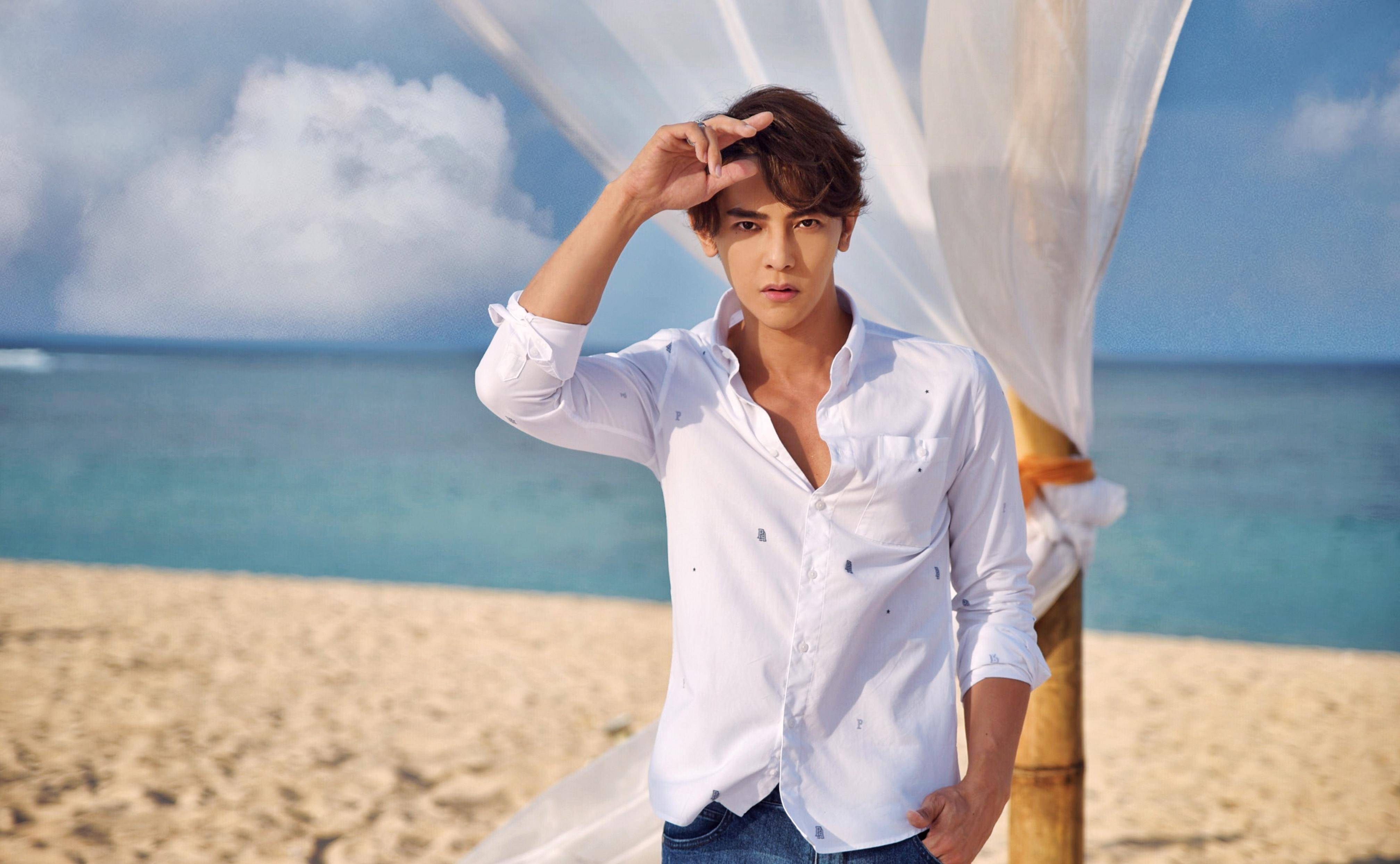 油腻大叔汪东城恋情曝光?愚人节当天发布俩人亲吻照片,官宣了?_女子_