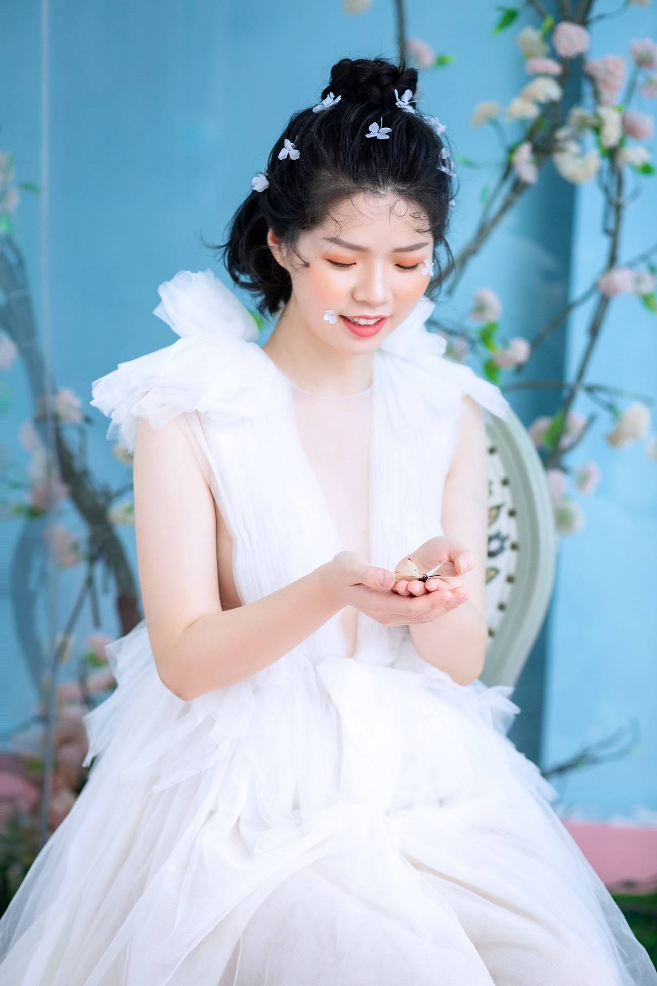 陈言海棠花下留影一袭白色长裙仙气十足