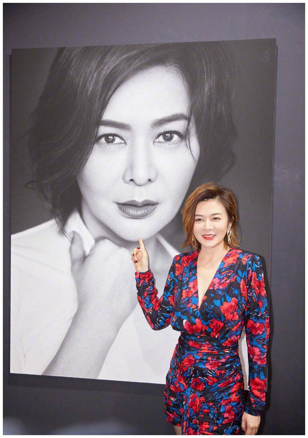 原创56岁关之琳还和年轻时一样美身穿印花连衣裙搭配短发奶奶真美