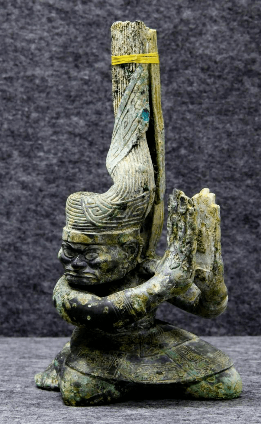 三星堆第一件有"纹身"的人物形象经过碳十四年代研究,4号坑埋藏年代