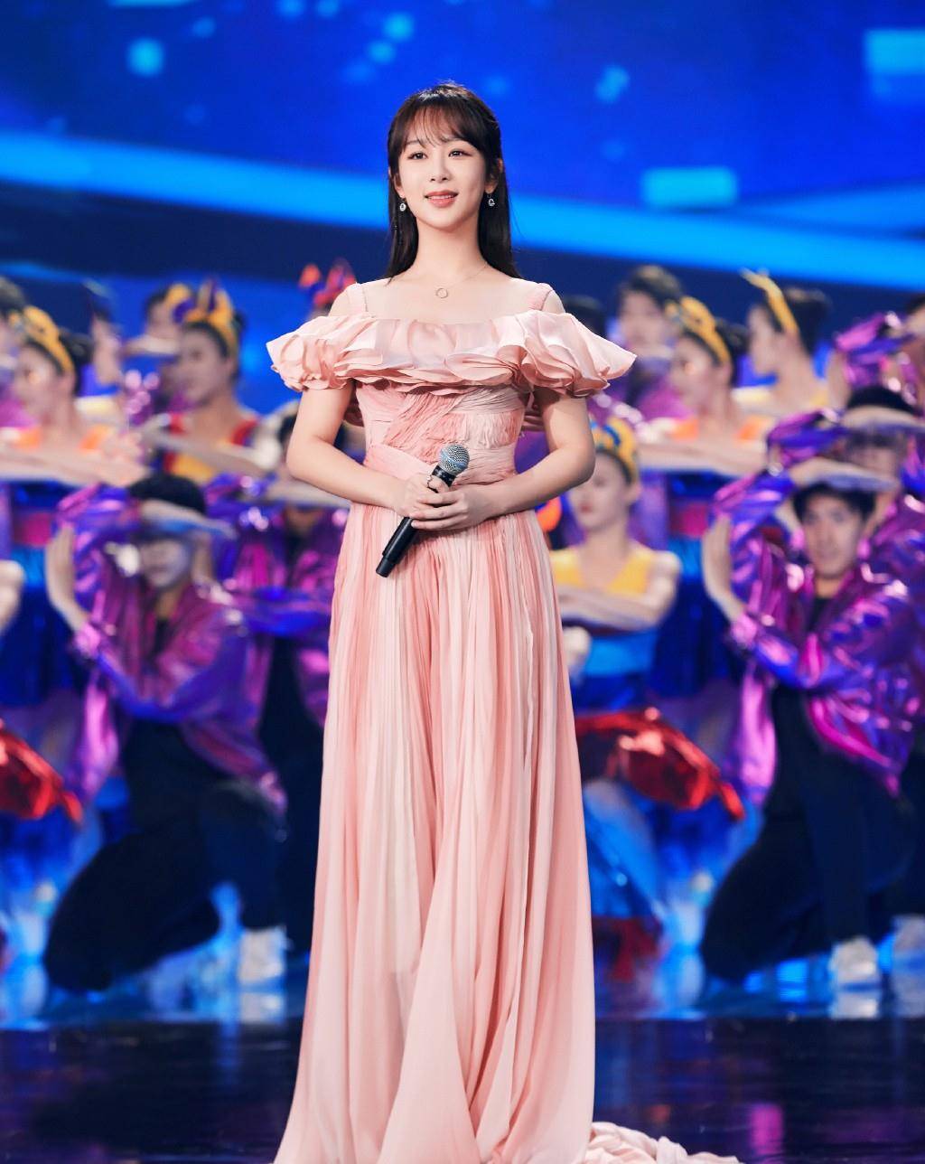 杨紫身材真的好,凭着优越的肩颈线就上了热搜,一袭纱裙好美腻_女性