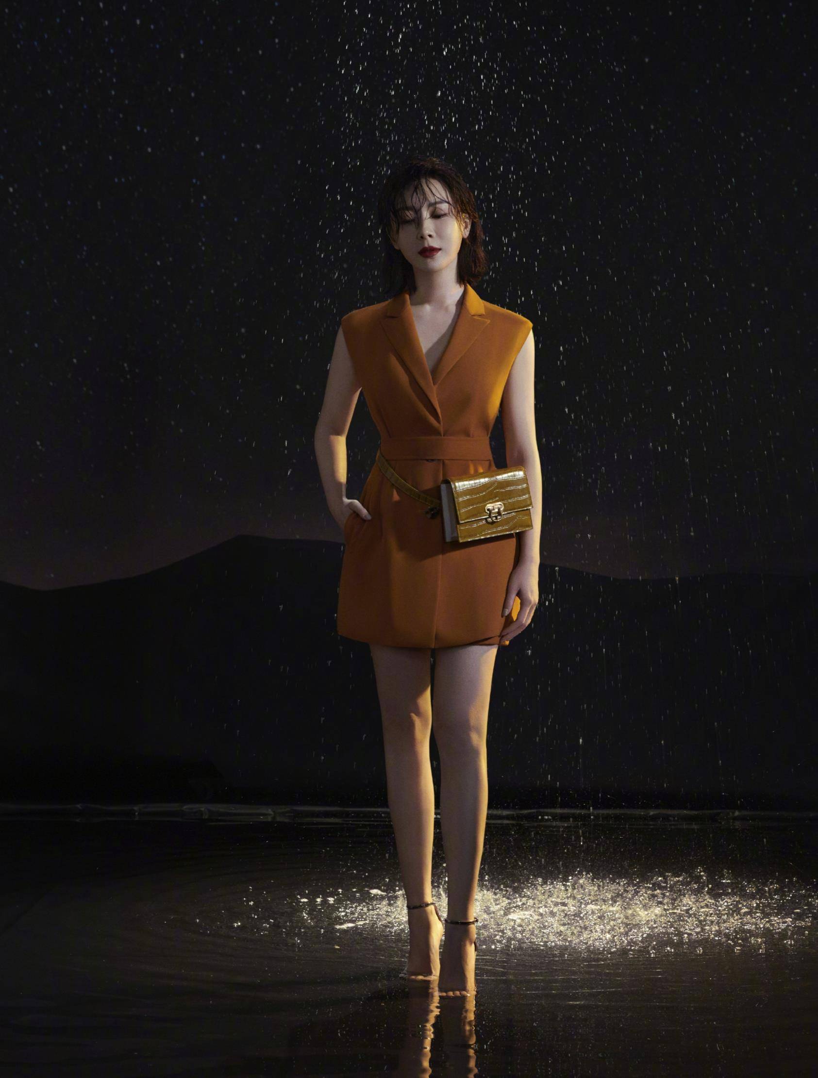 女人过了40岁,穿裙子尽量别配时尚裤,学陈数这样穿,谁穿谁好看_风衣