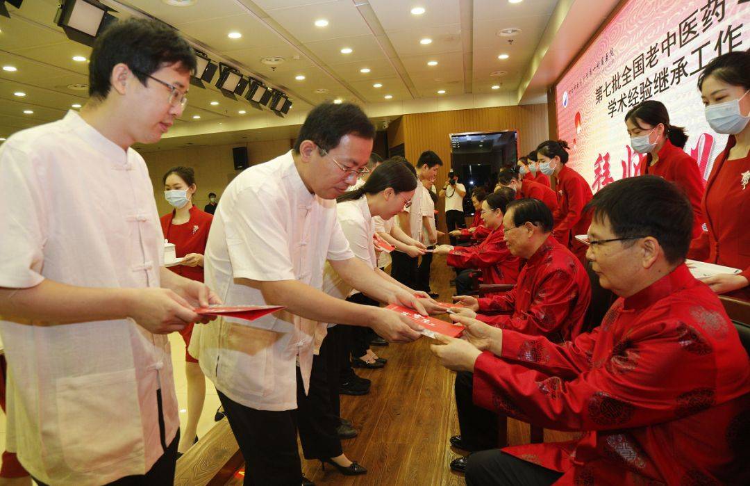 敬茶,呈拜师贴,行谢师礼.