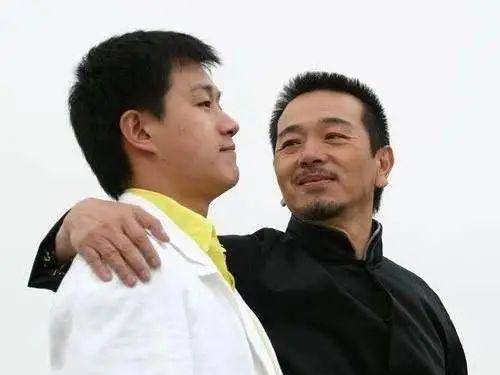 原创64岁张晨光变肌肉男体脂降到17穿起古装身型挺拔又漂亮