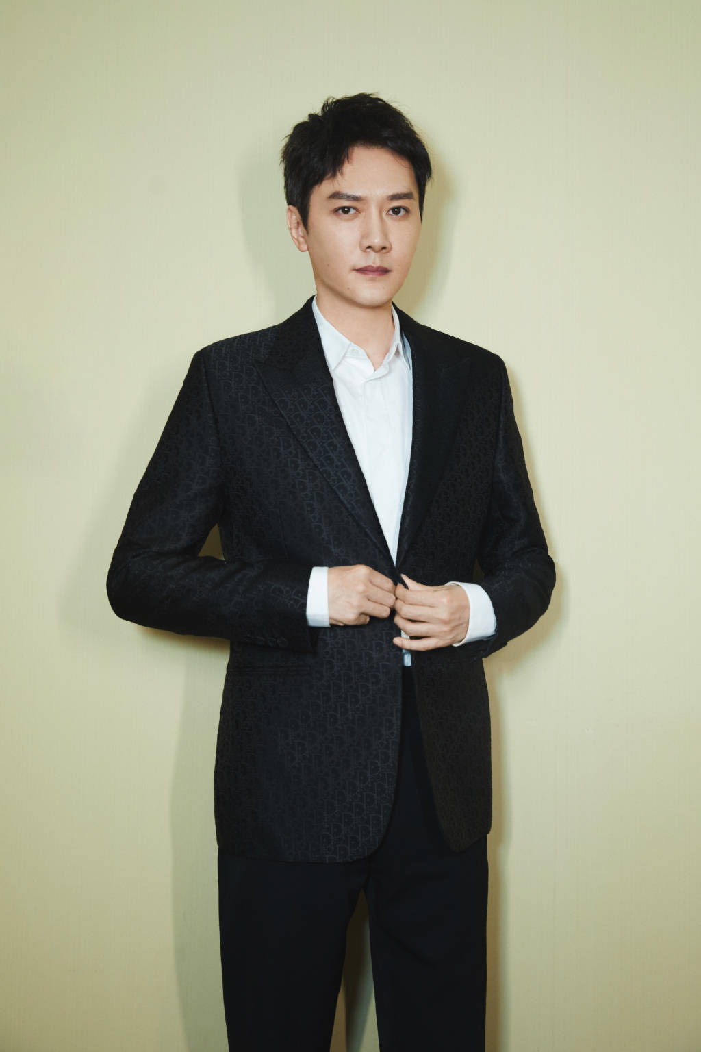 与赵丽颖离婚后谣言四起,冯绍峰工作室发声明维权,否认出轨家暴_韩烨