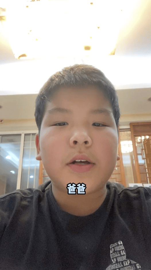 黄圣依携家人为杨子庆生,学霸继女英文超赞