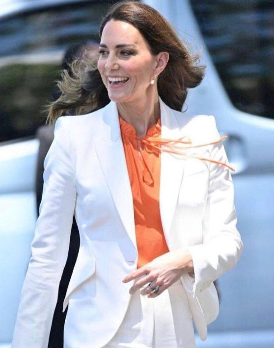 原创             凯特真有女王范儿，穿白西装配橘衬衫，简直就是行走的“衣架子”