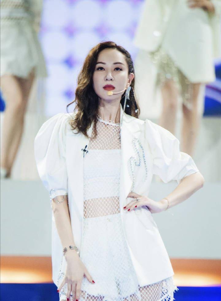 原创郑希怡这身材绝了罕见穿改良旗袍秀蜂腰翘臀又飒又魅太迷人