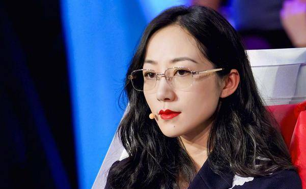 韩雪,戴金丝眼镜框超有导师气场,到哪都是一如既往的严谨认真_王牌