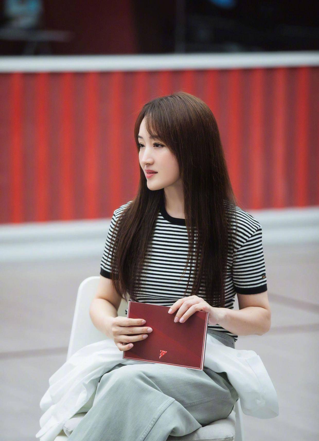 杨钰莹这一身造型惊艳众人,拼接色上衣配皮裤,49岁美成19岁少女_时尚