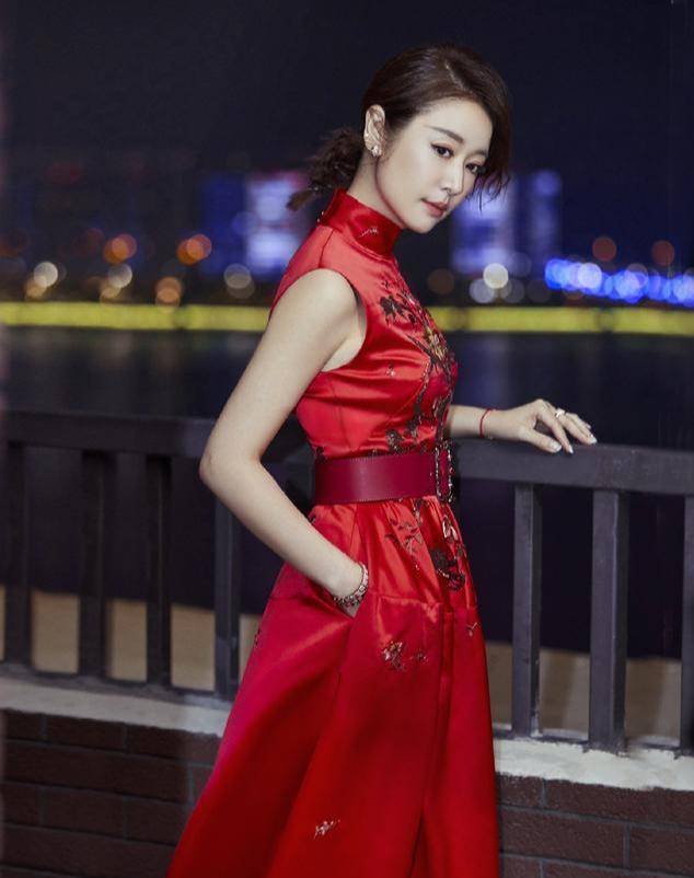 林心如穿衣有想法,给裙子加条腰带"改"腰线,看着真是显腿长.