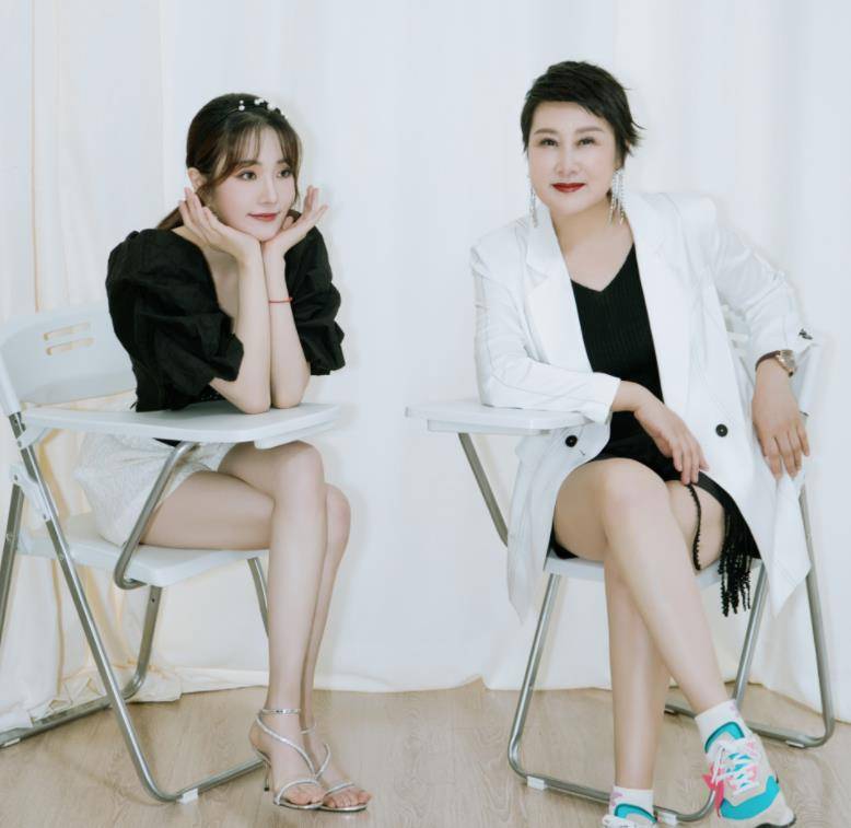 张凯丽母女最新合照曝光时髦穿搭似姐妹节目争执不影响母女情