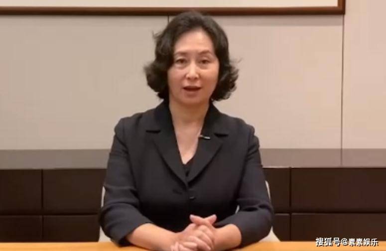 蓝琼缨离世第8天,长女何超琼露面显憔悴