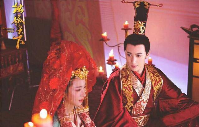其实这是符合当时的文化,魏晋南北朝时期的婚服,都是男服绯红,女服青