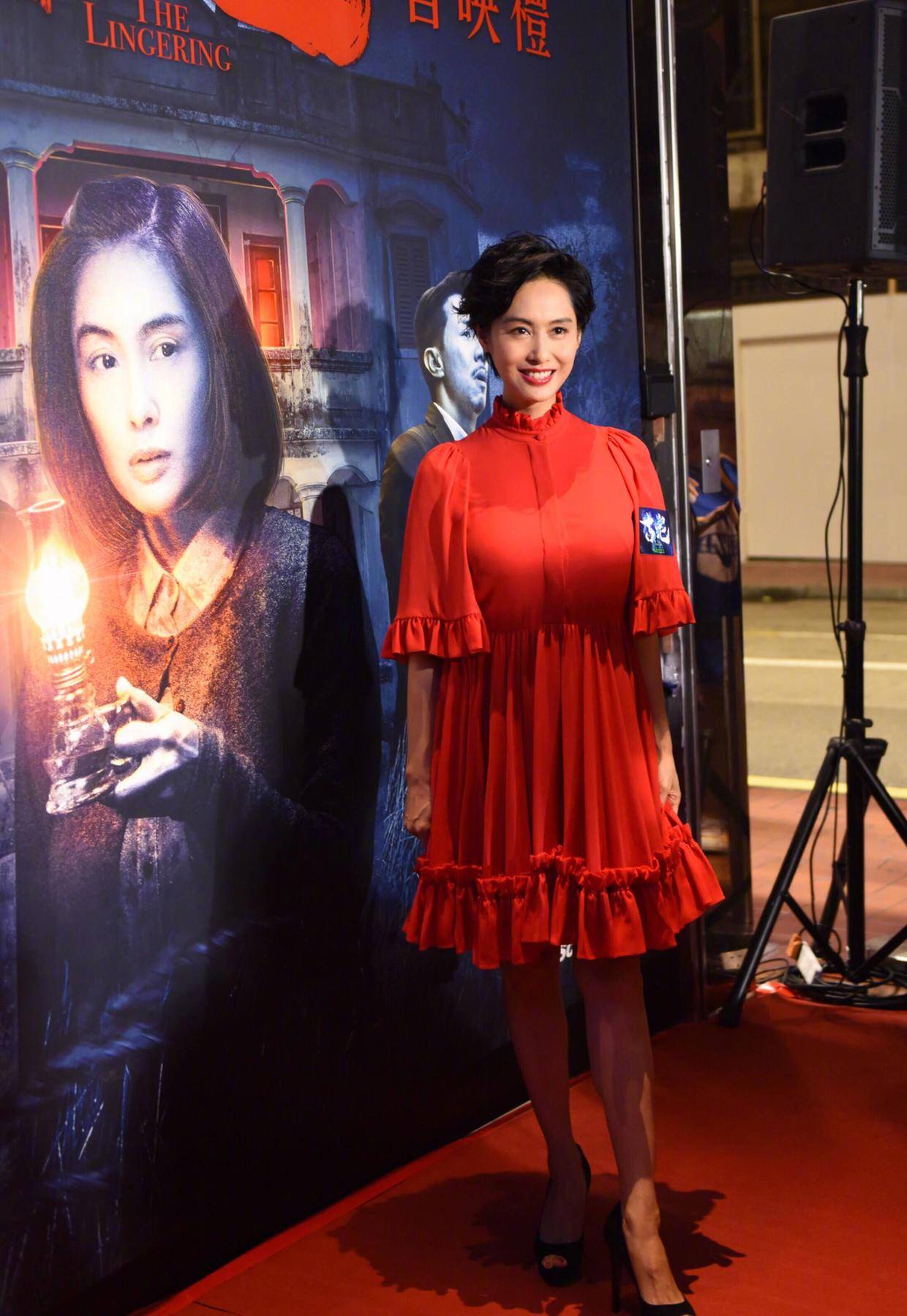 原创朱茵才是人间宠儿一袭红色雪纺裙配短发亮相美得不像话