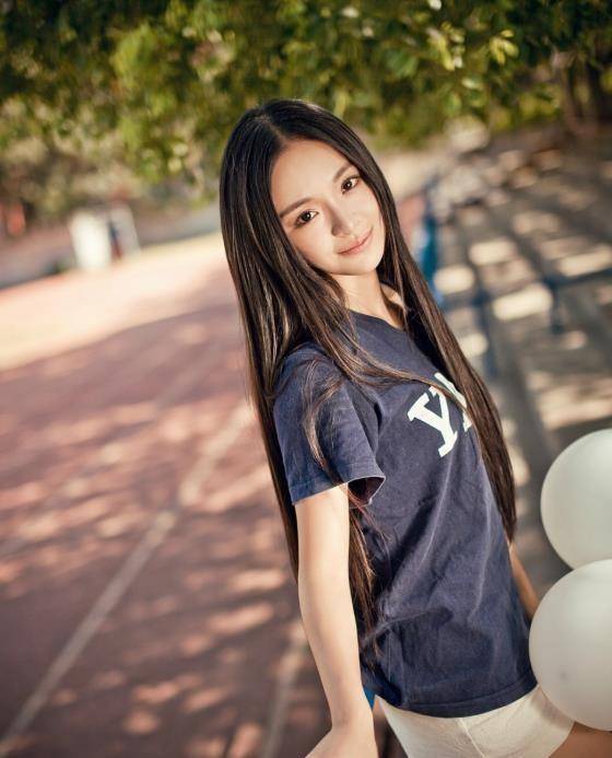 原创长沙名校学霸成武大校花靠写真照走红曾因打压式教育失自信