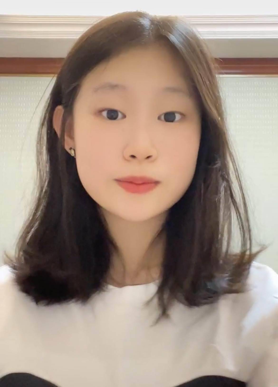 小沈阳14岁女儿近照曝光,带耳钉对镜跳舞,挑染粉发颜值逆袭