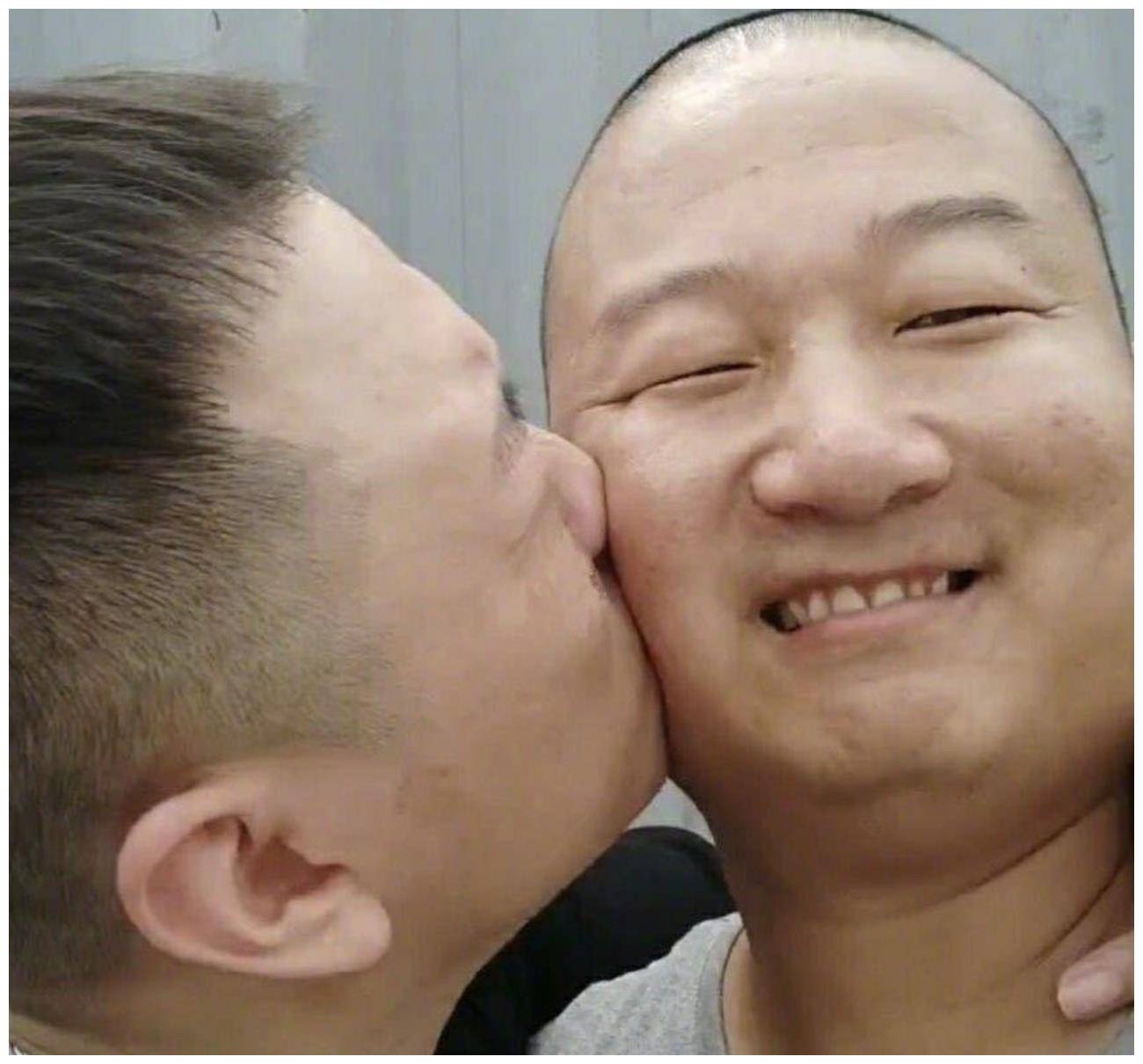 知名网红药水哥官宣恋情,女友肤白貌美长腿瞩目_画面_向佐_网友