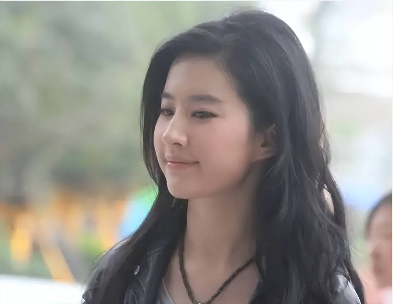 原创刘亦菲登上今日说法的第一位女明星