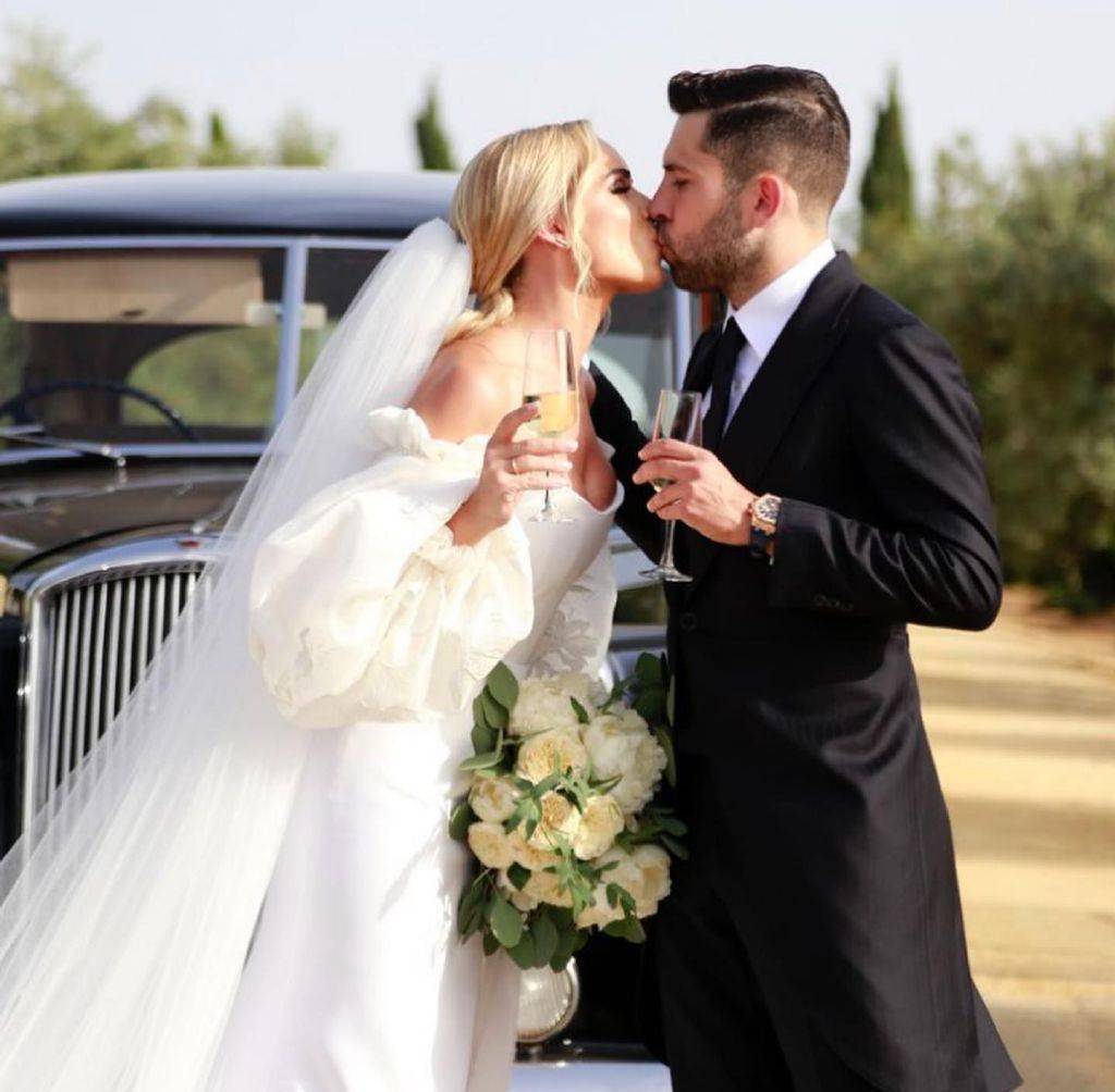 组图巴萨后卫阿尔巴举办婚礼梅西到场皮克缺席