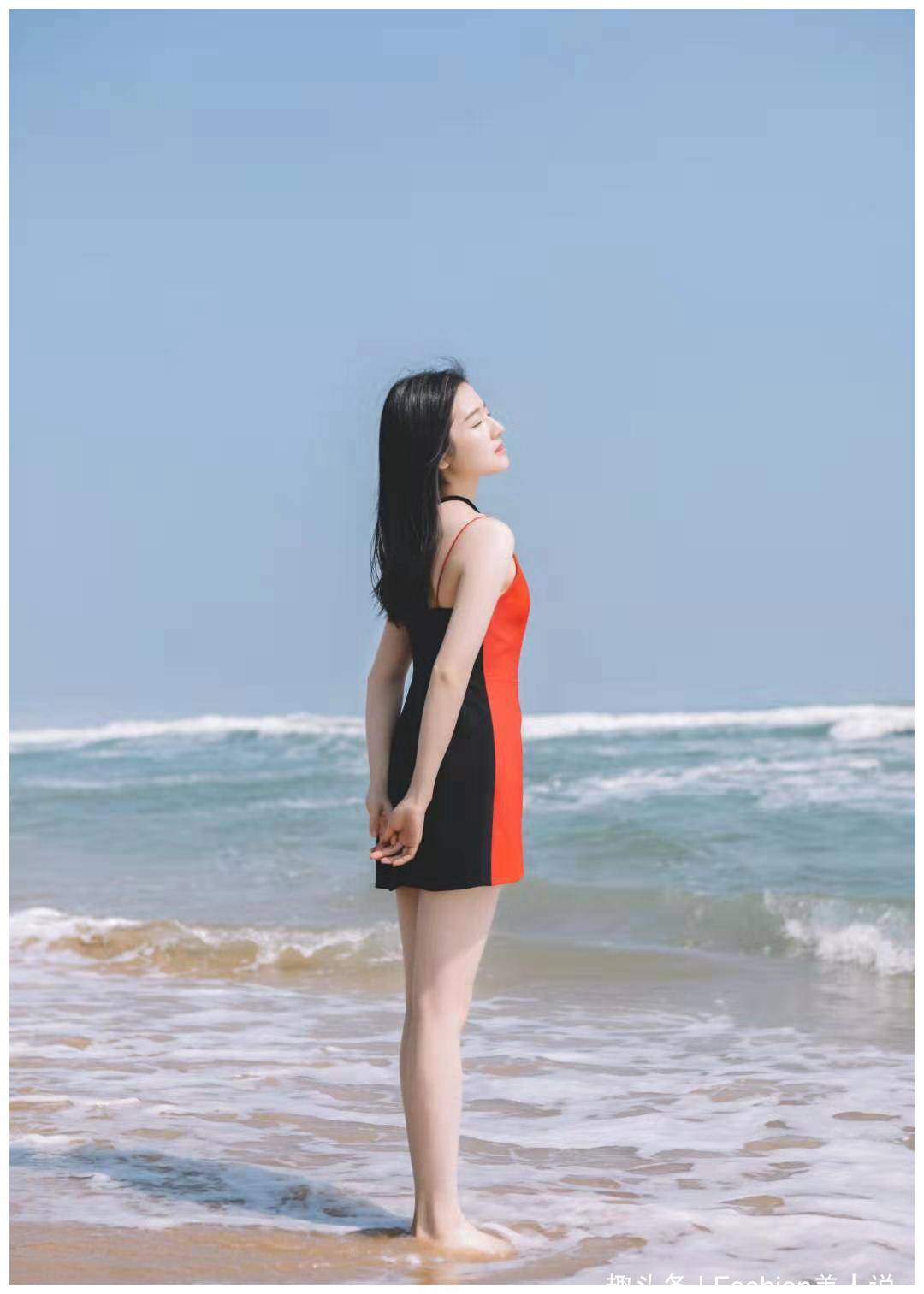 原创李兰迪牵白马海边拍照穿拼色吊带裙小秀性感95后女孩不简单