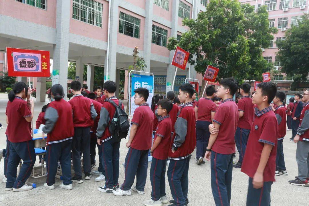 走进德成成就未来德成中英文学校定于7月5日举行各年级新生信息采集