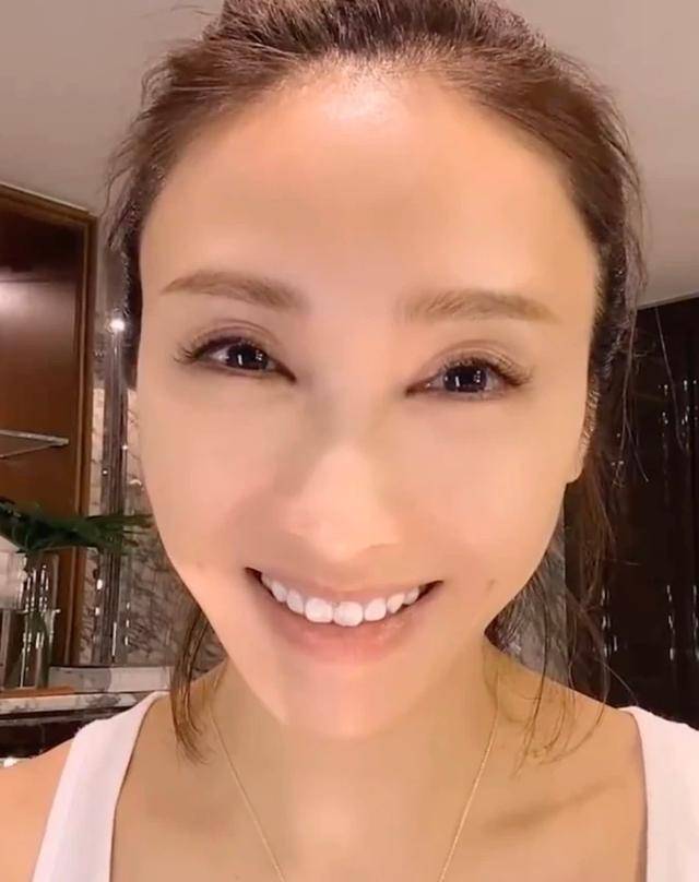 黎姿是港片黄金年代时著名的酒窝女神,她在电视剧《射雕英雄传》中