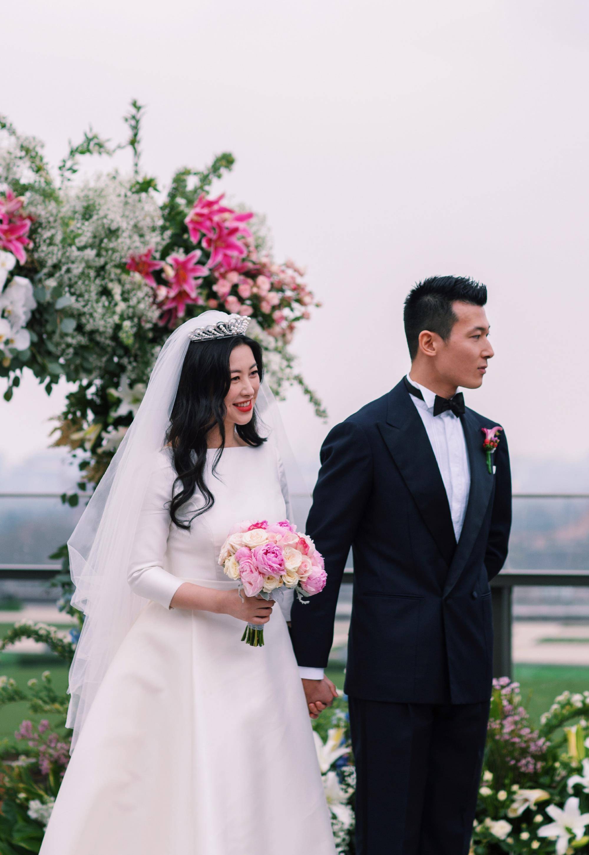 原创朱珠晒婚礼现场照伴娘伴郎首次曝光富商父亲露正脸比老公还帅