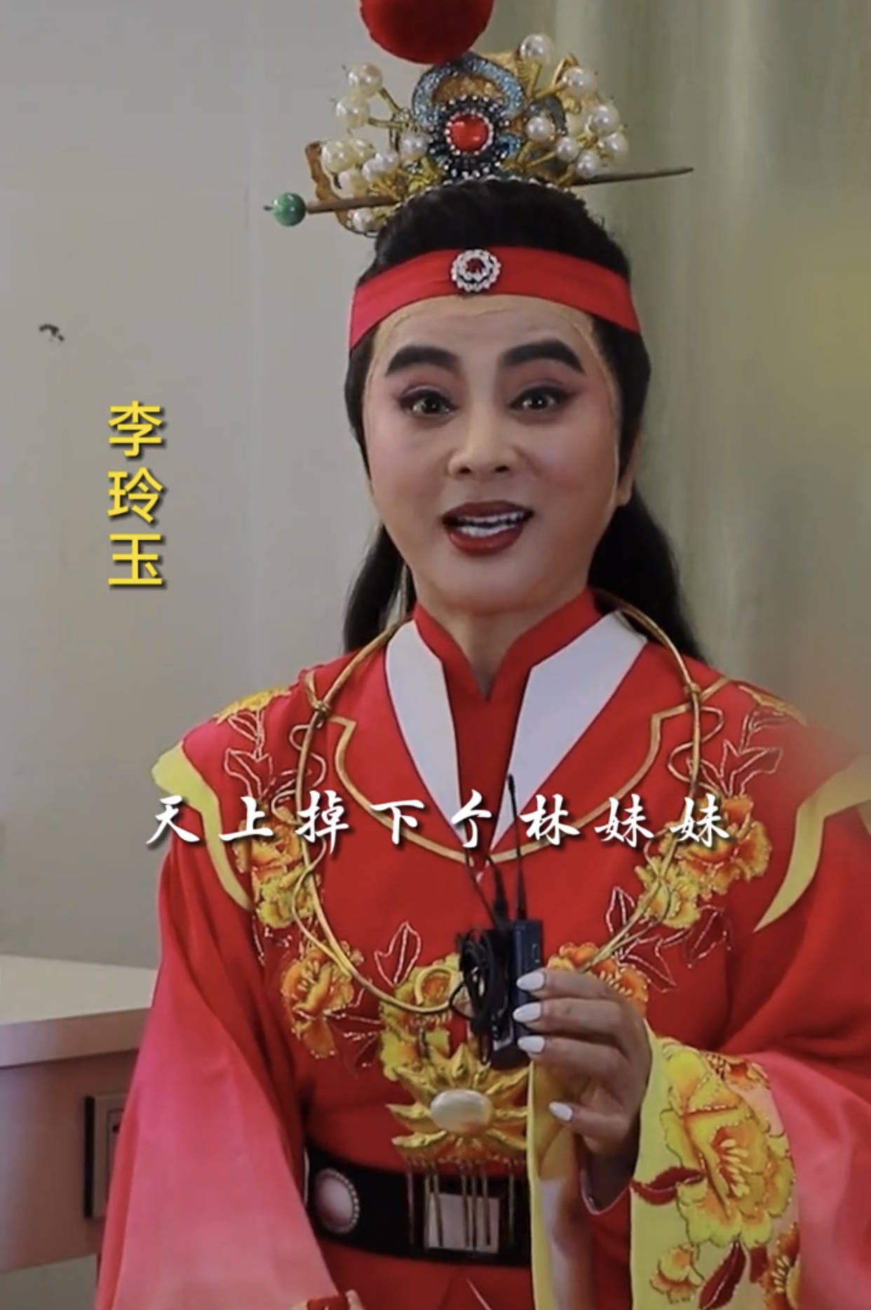 58岁李玲玉近照太苍老,时隔40年再演玉兔精撩人眼神,抬头纹抢镜_少女