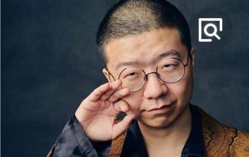 毕业出社会的李诞,头发越来越少,也越来越短,到现在干脆就剃成了寸头.