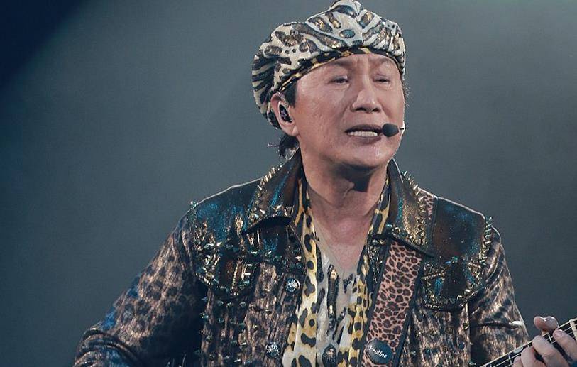 73岁许冠杰近况曝光和家人欢聚一堂千万豪宅尽显温馨