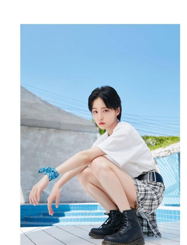 穿白t恤 格子裙甜美可爱,像极了初恋_成果_白色_时尚