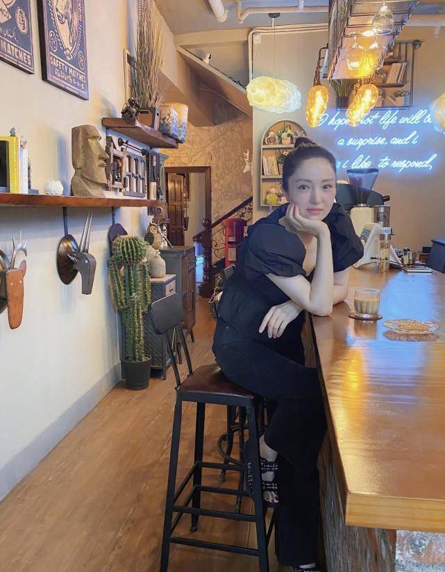 董璇晒美照,称自己不爱作妖但会作妖,素颜拍全身照真没明星包袱_照片