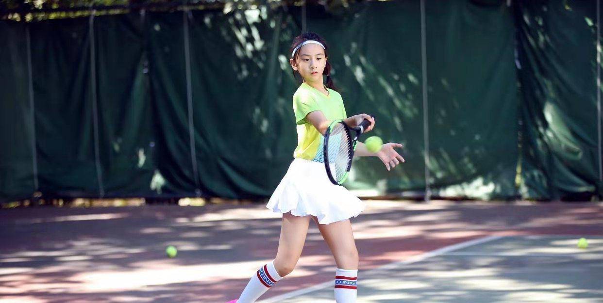 原创田亮13岁女儿打网球穿绿t白裙青春洋溢显活力十足清新美少女