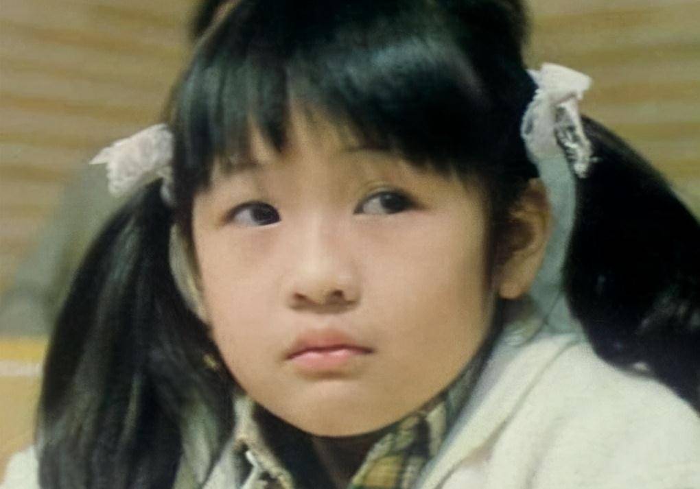 她7岁搭档刘德华,11岁片场骂周星驰没演技,今成路人大妈_关佩琳_观众