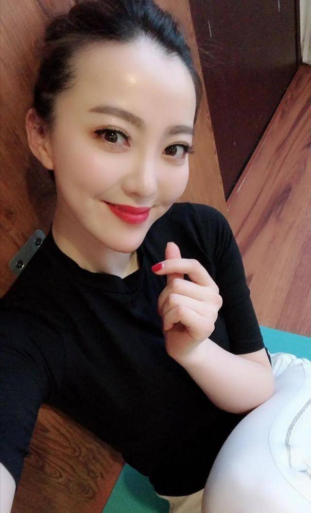 原创安徽美女主持余声因时尚被传出很多绯闻他老公罕见露面引热议