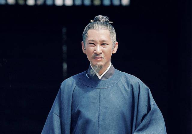 里,萧定梁孤身一人来到宫苑里,发现了仙鹤的画和萧定权的金错刀的字