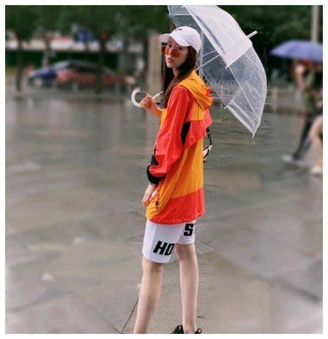 白色五分运动裤和黑色皮鞋,史卿妍的身材纤细,她有牙签脚,到处洒的