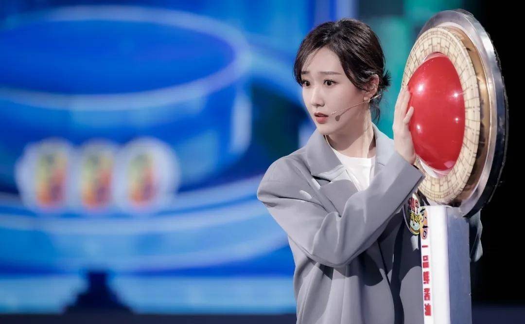 主持人王佳宁,自2021年3月加入央视综合频道以来,主持过各类文化综艺