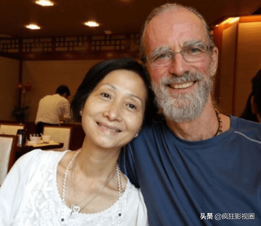 混血女星卢靖姗近照曝光,深宅别院享受日光浴,韩庚真有福气_生活_罗伊