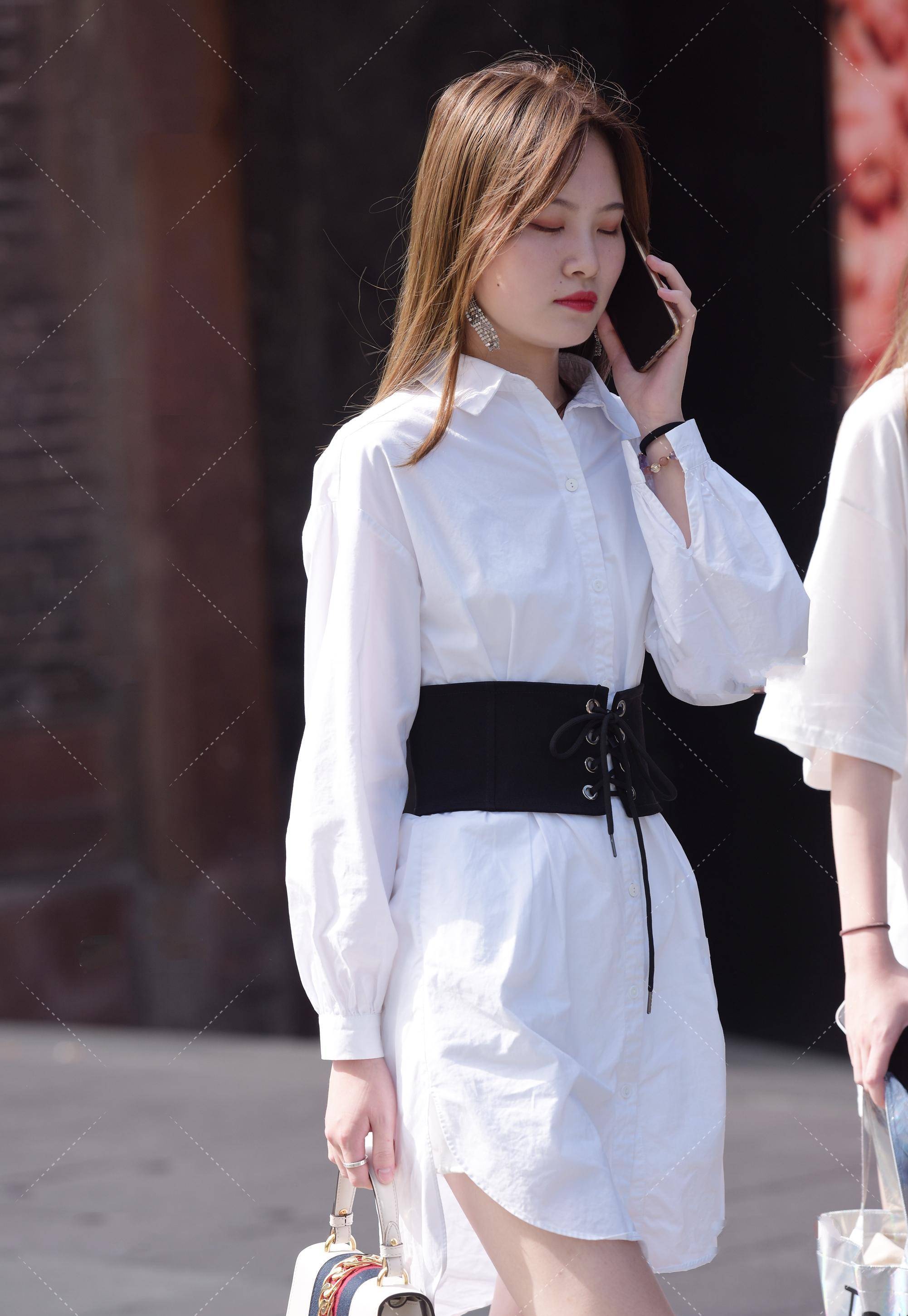 纯白色衬衫裙搭配黑色腰封,精致时尚,又飒又美的清爽淑女装_设计_衣服