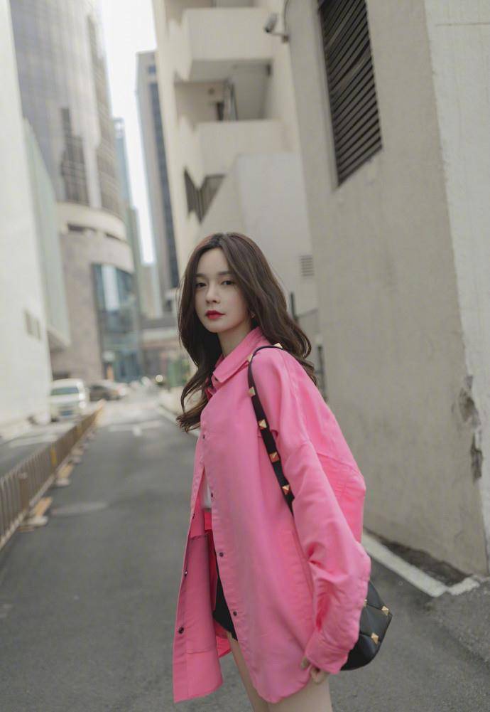 原创沈梦辰晒美照穿粉色衬衫减龄时髦皮肤黑也挺美
