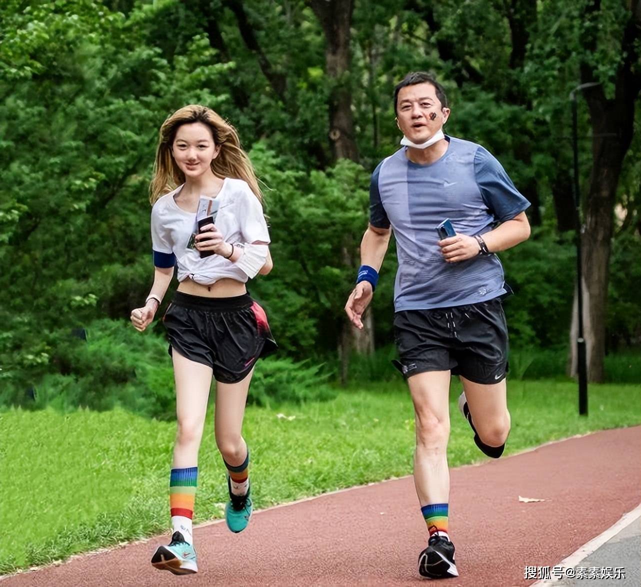 李嫣父亲节晒侧脸照,扎麻花辫很像王菲年轻时候