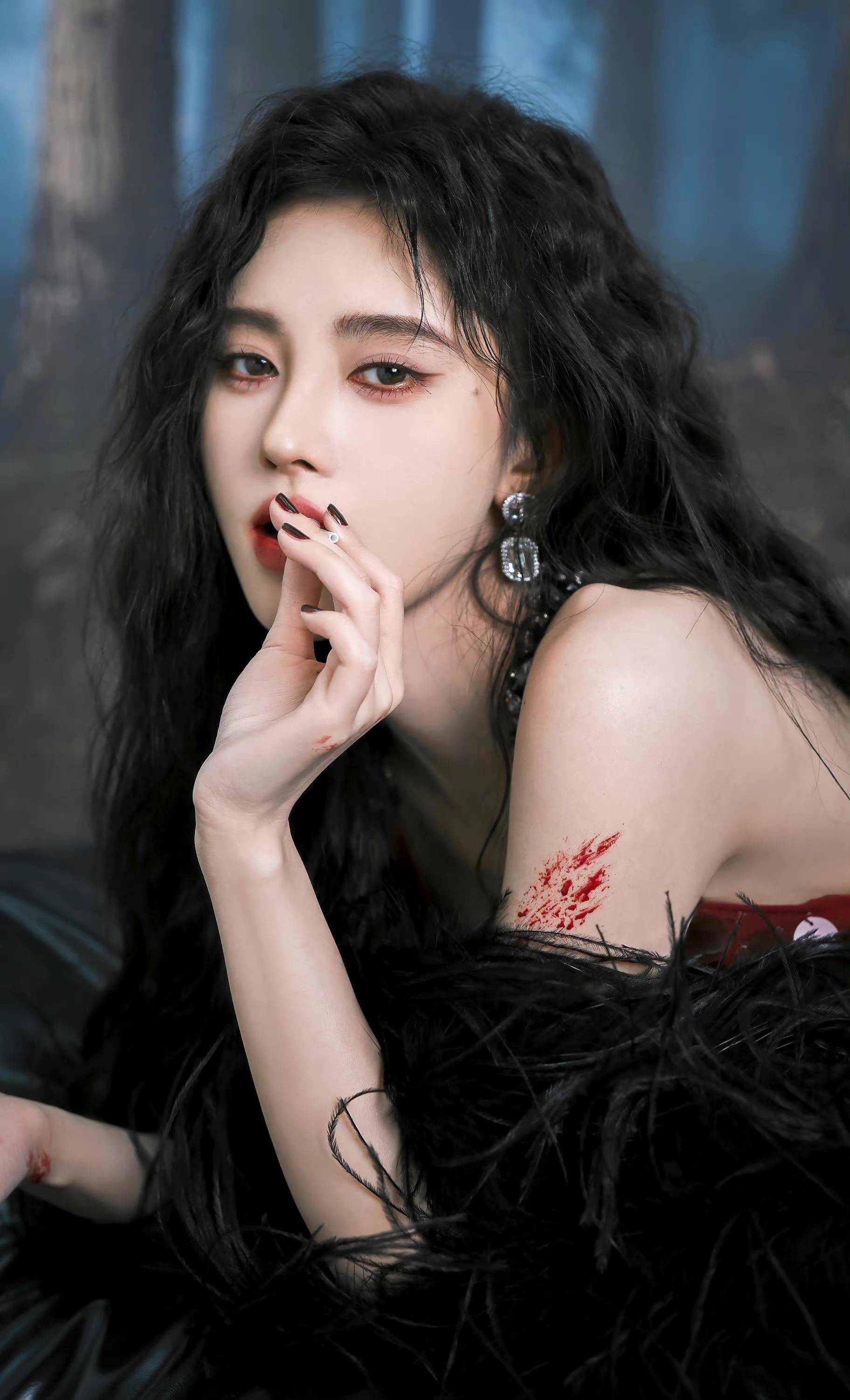 原创鞠婧祎内娱著名事业批强到断绝情爱吸血鬼造型美得太超过了